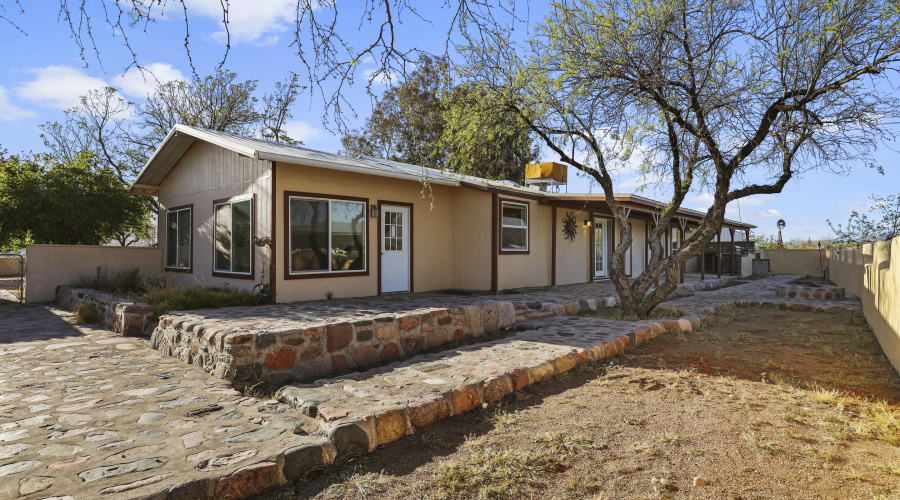 SE Exterior & Yard (2)