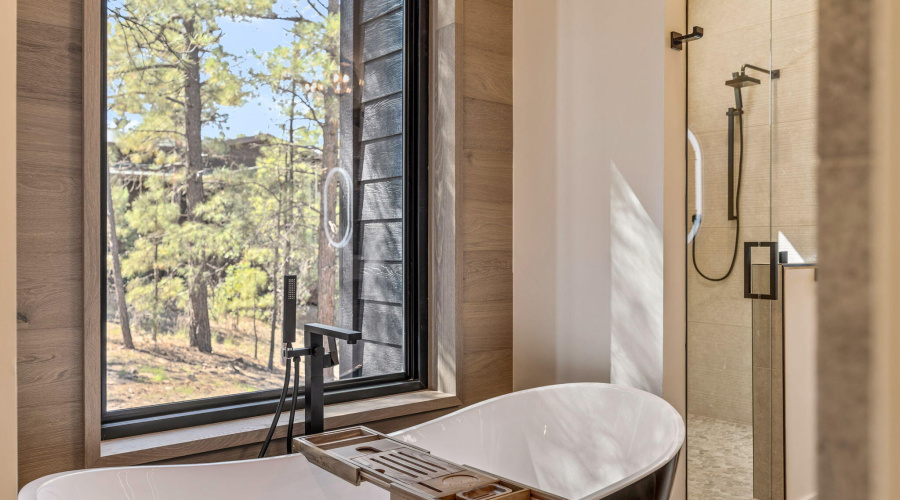 Luxurious soaking tub