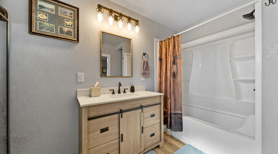 Full Bath in Primary