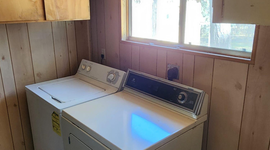Washer/Dryer in Utility Room