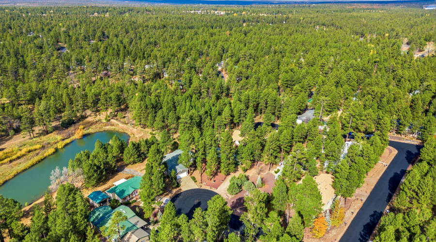 Quiet Cul De Sak Near Lake