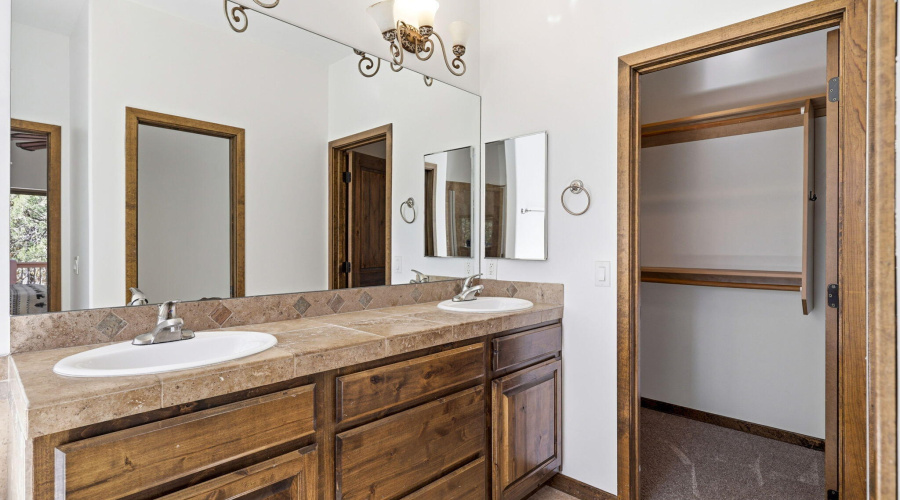 Primary En Suite-Dual Sinks