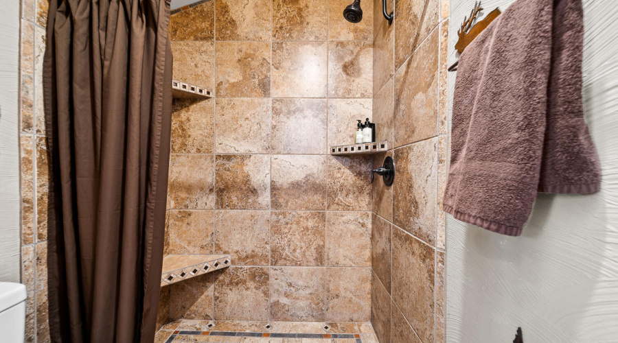 Guest Room King w/ Fireplace Bathroom