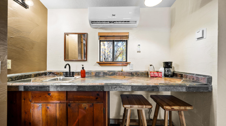 Queen w/ Fireplace Vanity