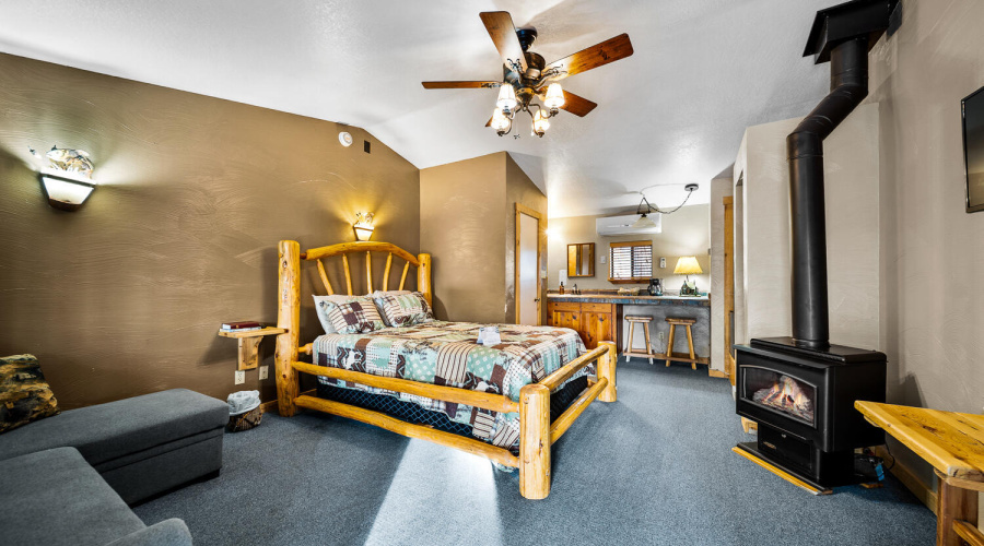 Queen w/ Fireplace 2