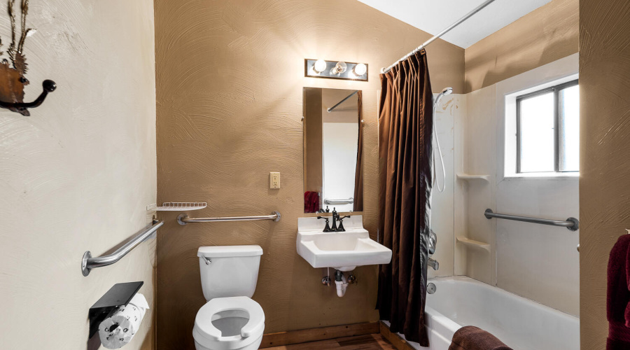 Standard Guest Room Queen Bathroom