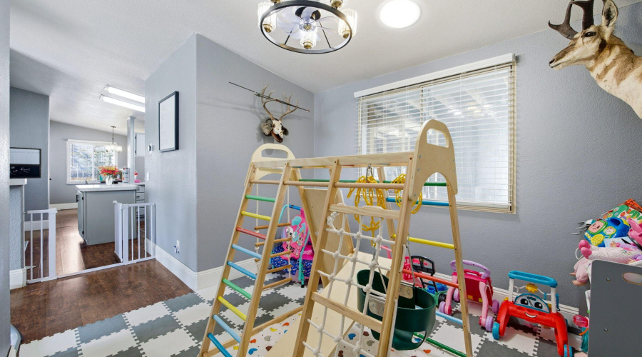 120E9thSSt-Snowflake-AZ-10