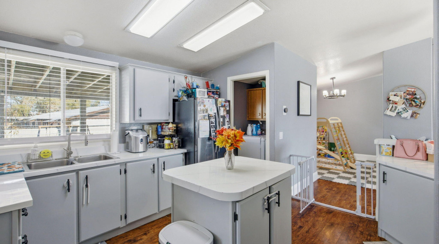 120E9thSSt-Snowflake-AZ-12