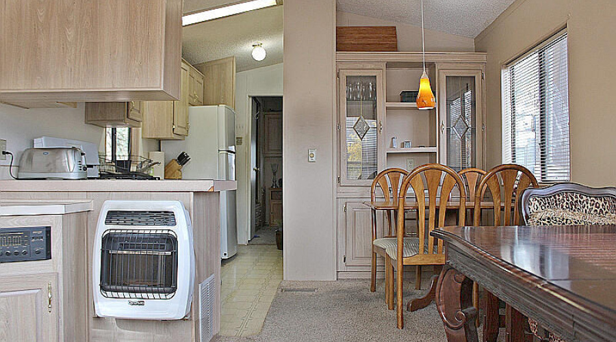 Kitchen & Dining Area