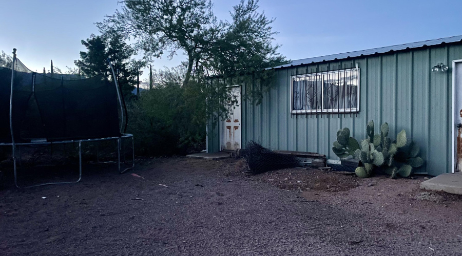 Garage w/ 2 side doors