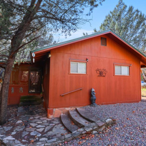 887 W Munsee Drive Cabin