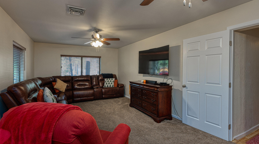 Multi-purpose room; potential bedroom