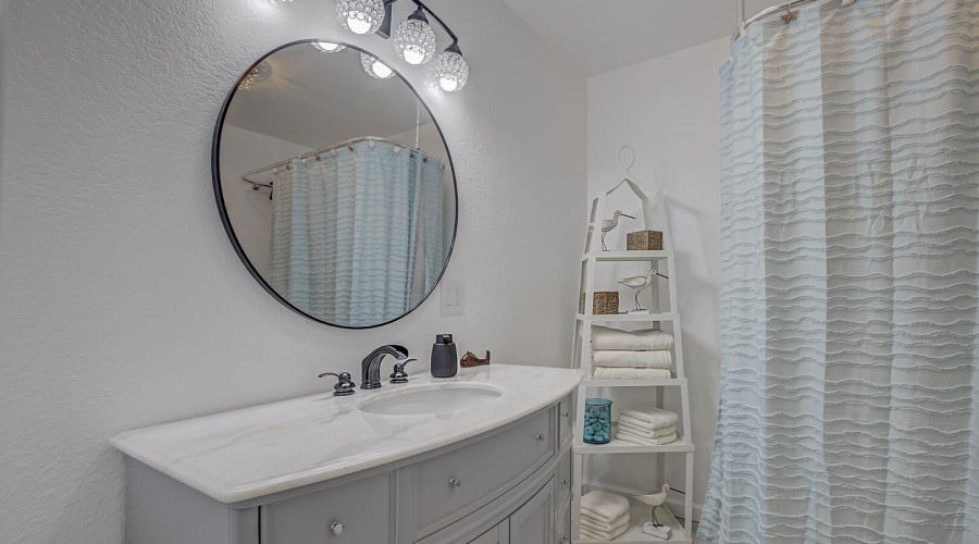 Guest Full Bath - Main Level