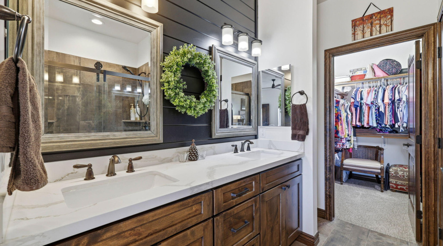 Dual Sinks in Primary En Suite