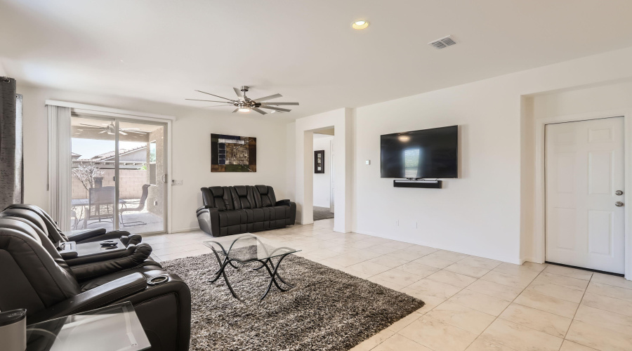 007 - 07 Living Room