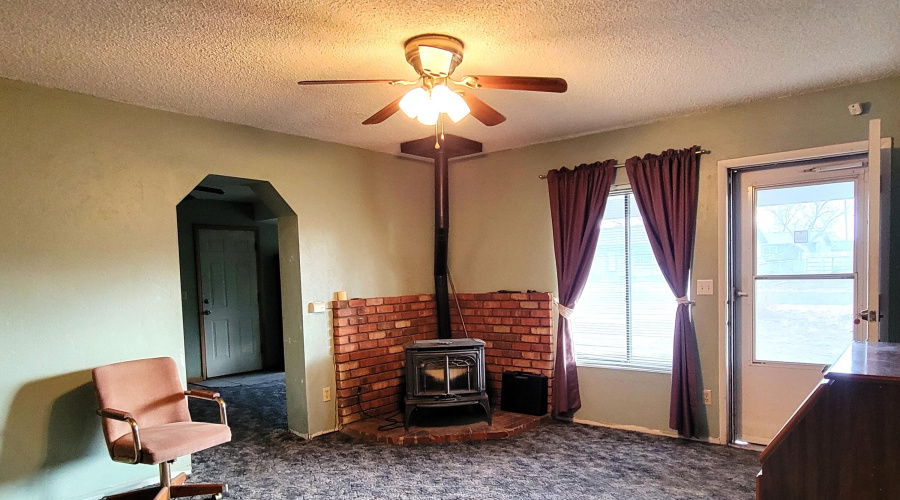 SPACIOUS LIVING ROOM