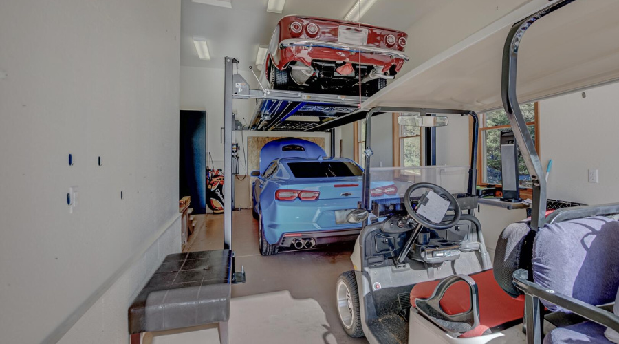 Oversized 3rd Stall Garage with Lift