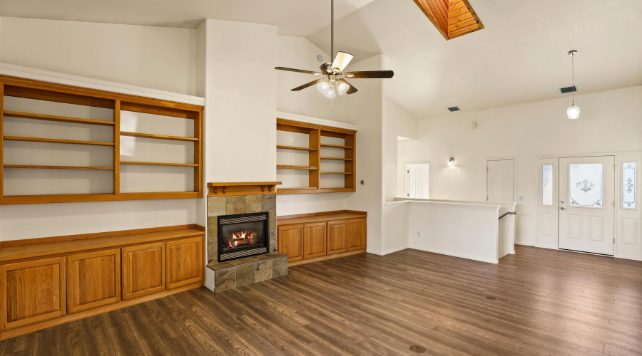 Livng room w Fireplace