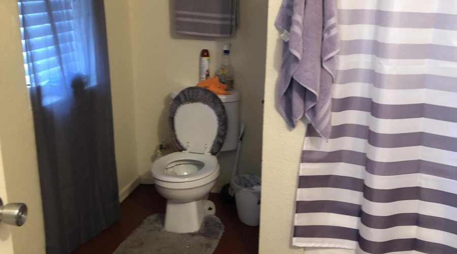 Second 414 Unit D Bathroom