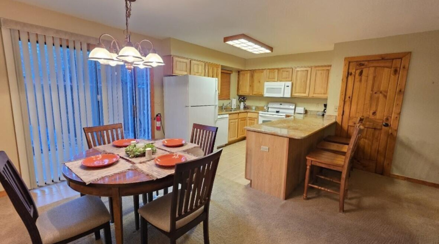 006_Dining Area & Kitchen