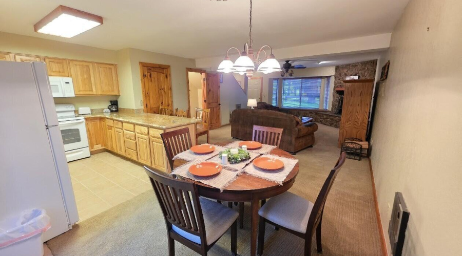 007_Dining Area & Kitchen