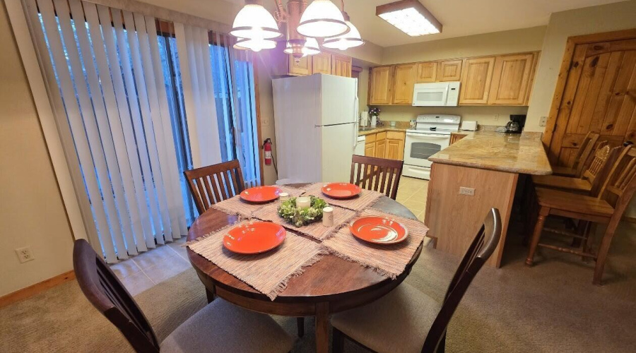 008_Dining Area & Kitchen