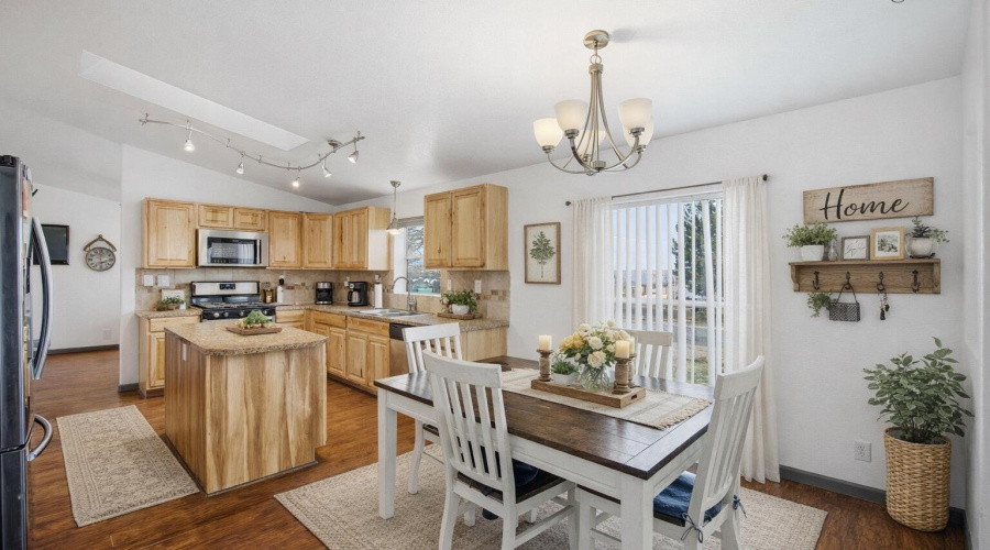 AI Staging in Dining/Kitchen