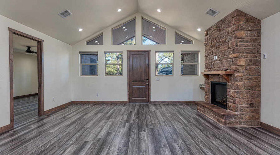 011_photo11_140_n_retreat_dr._sl_85901_j