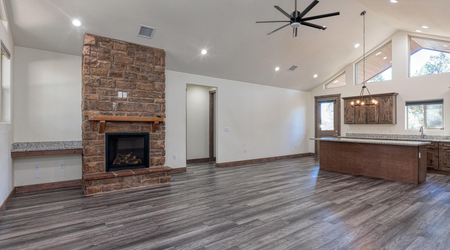 012_photo12_140_n_retreat_dr._sl_85901_j