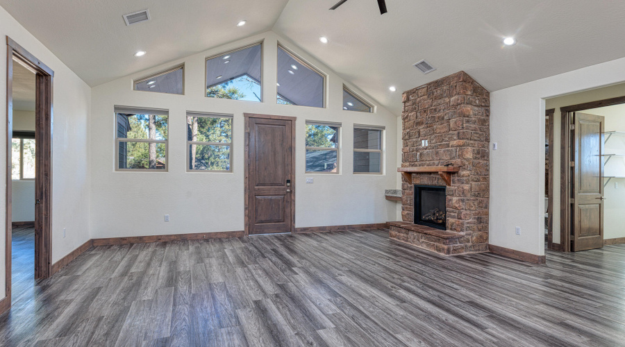 013_photo13_140_n_retreat_dr._sl_85901_j