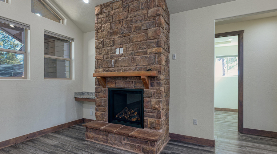 014_photo14_140_n_retreat_dr._sl_85901_j