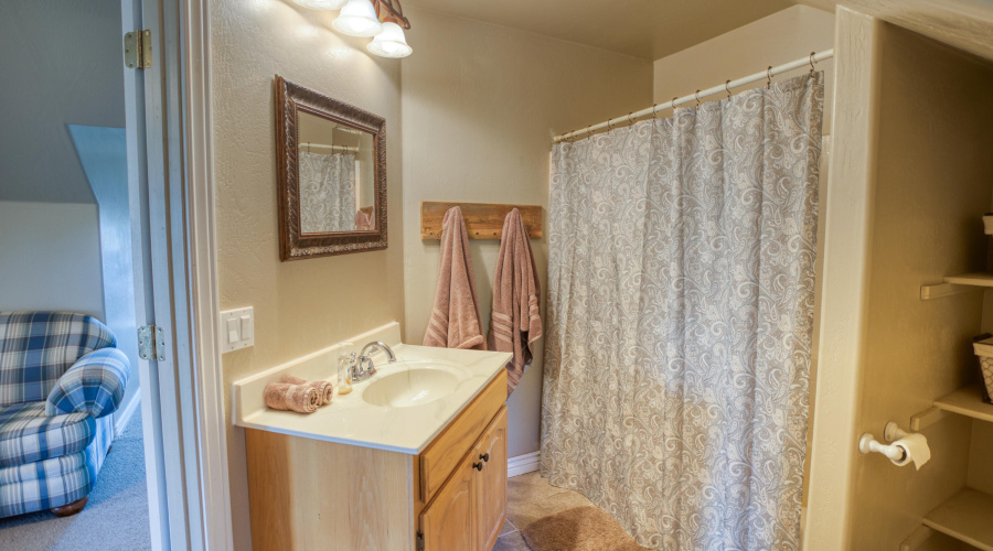 Separate Qutr/Office/Rumpus Rm Bath