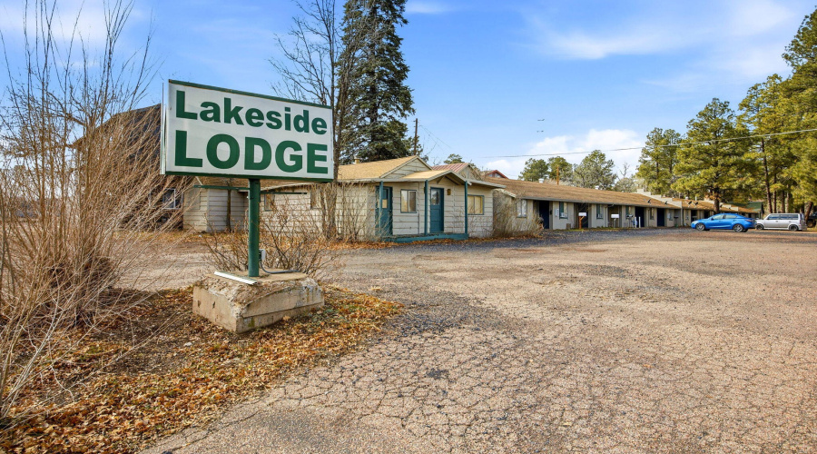 Lakeside Lodge