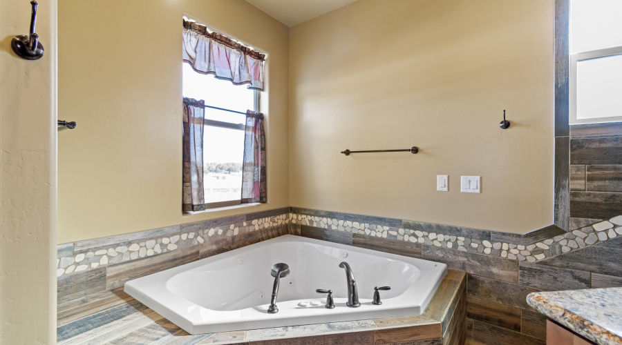 Primary Bath jet tub