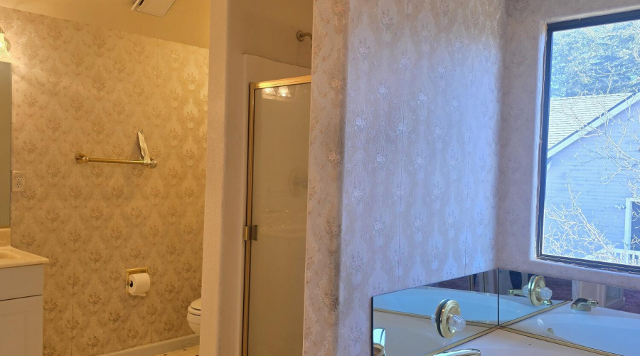 Upstairs Master Bathroom (1)