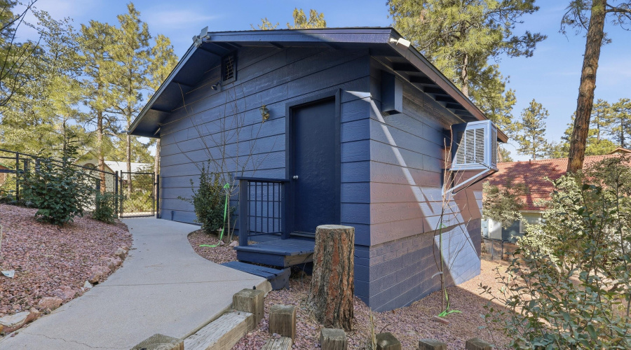 Garage w Access Door