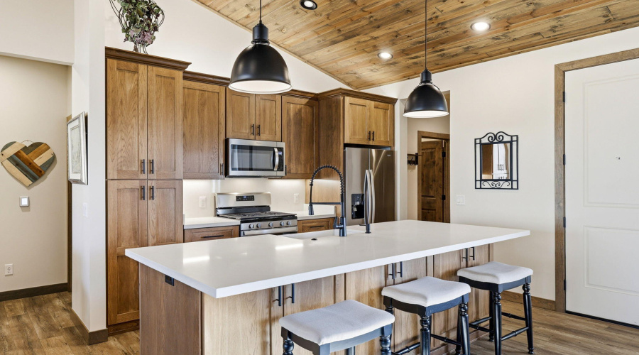 Breakfast Bar & Cabinet Storage