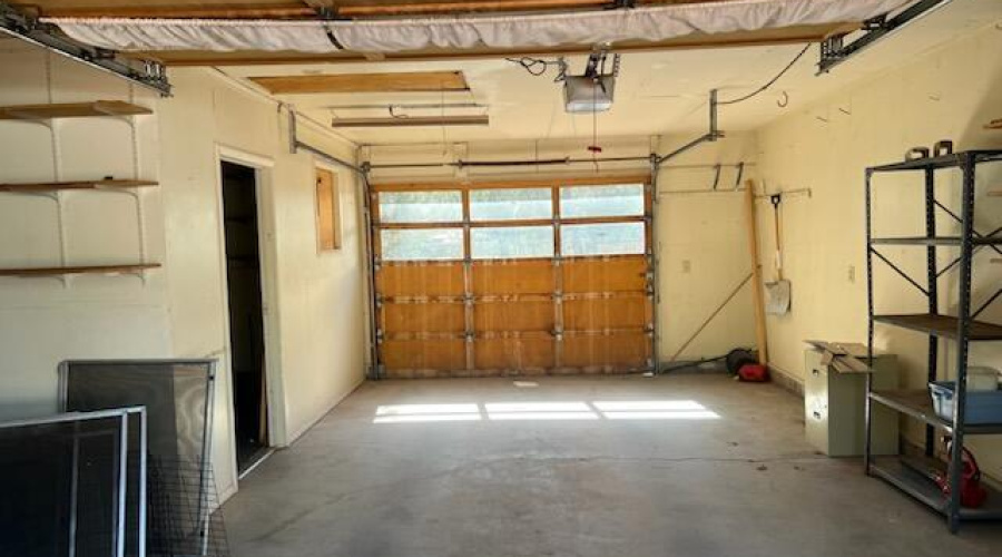 Garage with 2 Accesses
