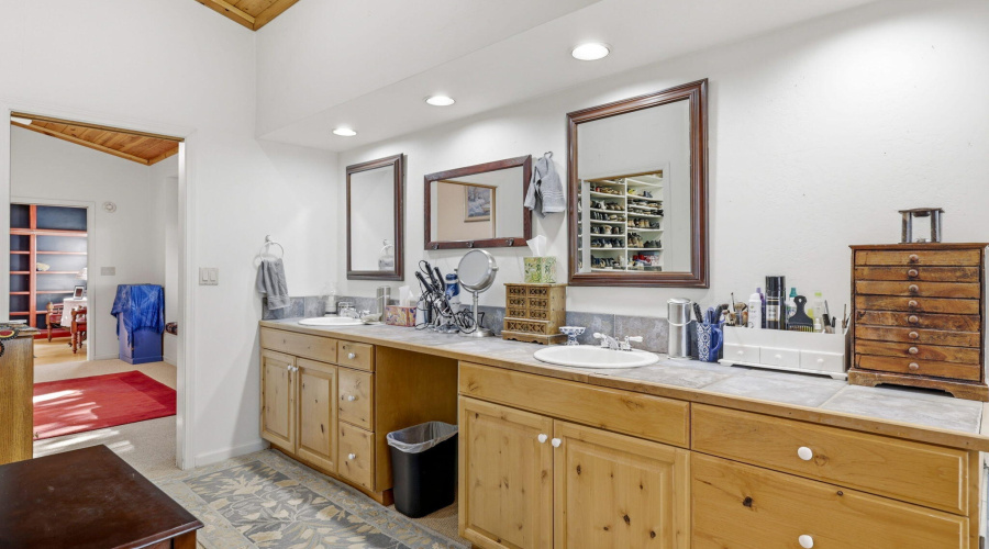 18 Mstr Bath Dbl Vanity