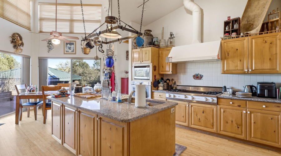 24 Kitchen & Breakfast Nook