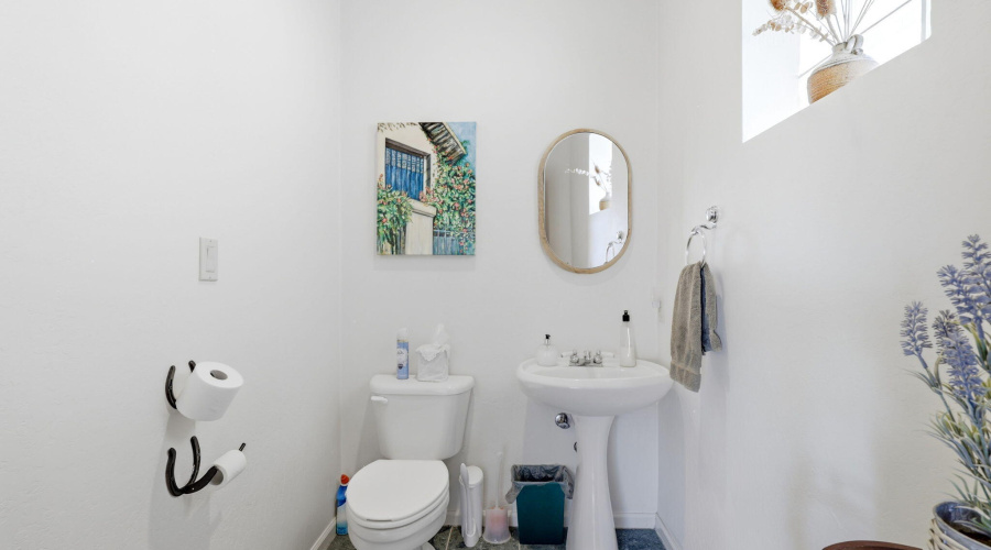 28 Guest Bath Half near Lvg & Entry