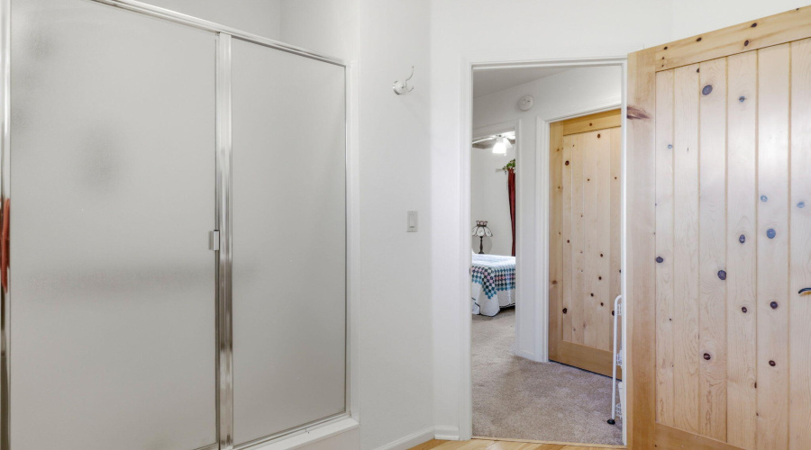 31 Guest Bath Full twd Gst Bdrms