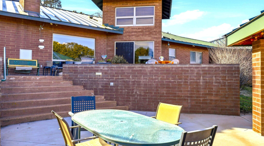 Back of Hm fr Ramada Patio