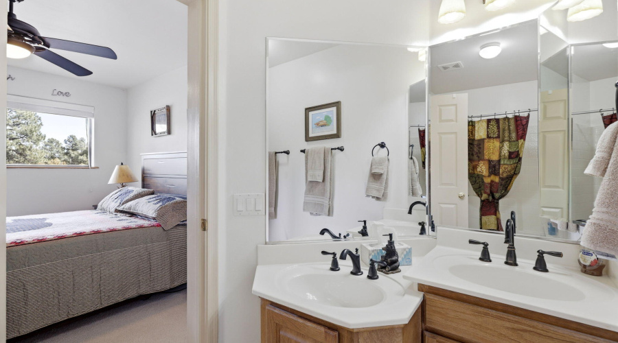 Private ensuite bath from bedroom5