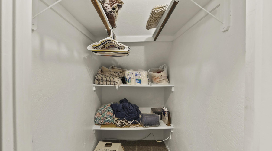 Upstair bdrm closet