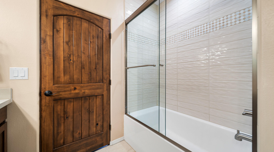 Guest Tub/Shower