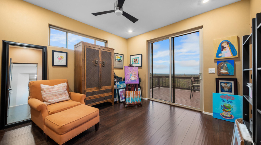 Guest Suite w/access to deck