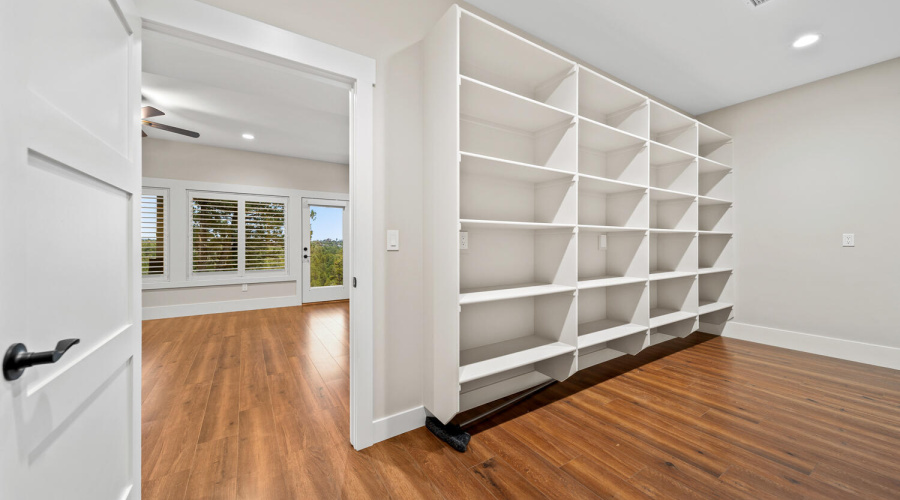 Large Craft Room/Workshop