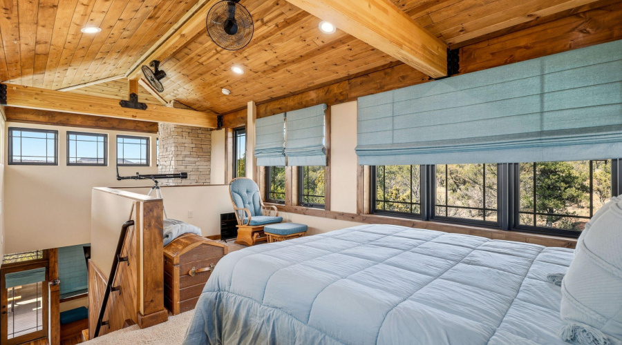 Main Res Int Loft Bdrm twd Frplc