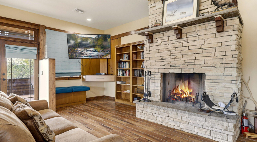 Main Res Int Fireplc & TV Nook